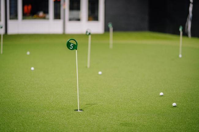 Ripināšanas grīns ar sešām bedrītēm